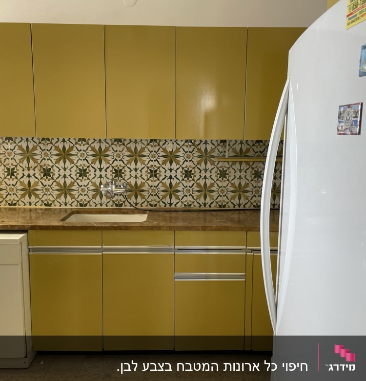 אריחי קיר מעוצבים עם דוגמאות גיאומטריות צבעוניות